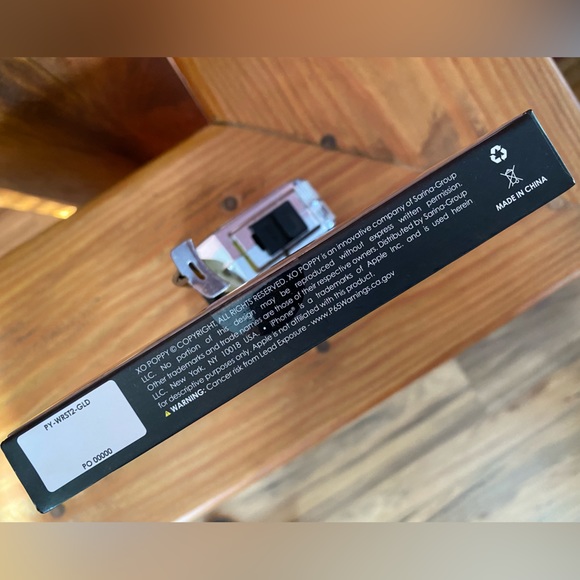 XO Poppy Hold It Wristlet Charm For Smartphones - Picture 3 of 4